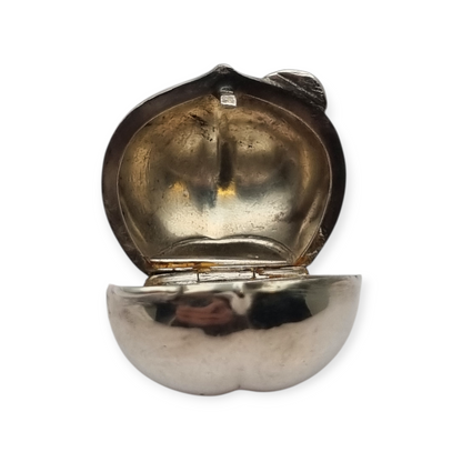 Caja miniatura de plata forma avellana en relieve naturalista, circa 1980