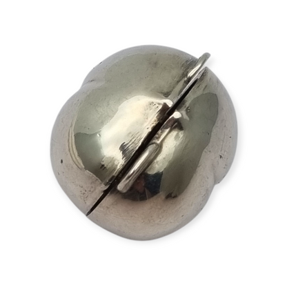 Caja miniatura de plata forma avellana en relieve naturalista, circa 1980