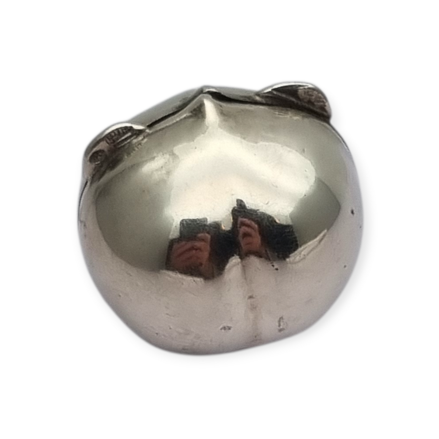 Caja miniatura de plata forma avellana en relieve naturalista, circa 1980