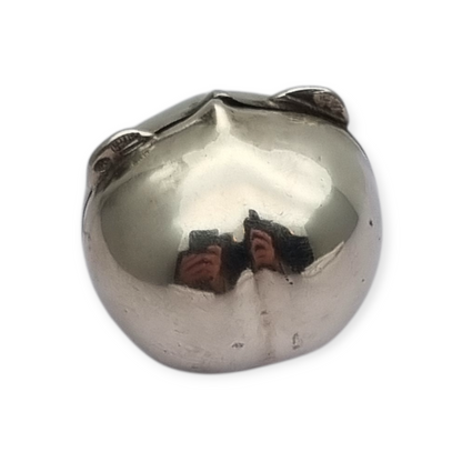 Caja miniatura de plata forma avellana en relieve naturalista, circa 1980