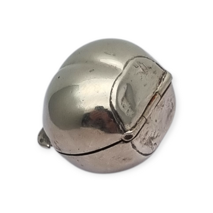 Caja miniatura de plata forma avellana en relieve naturalista, circa 1980