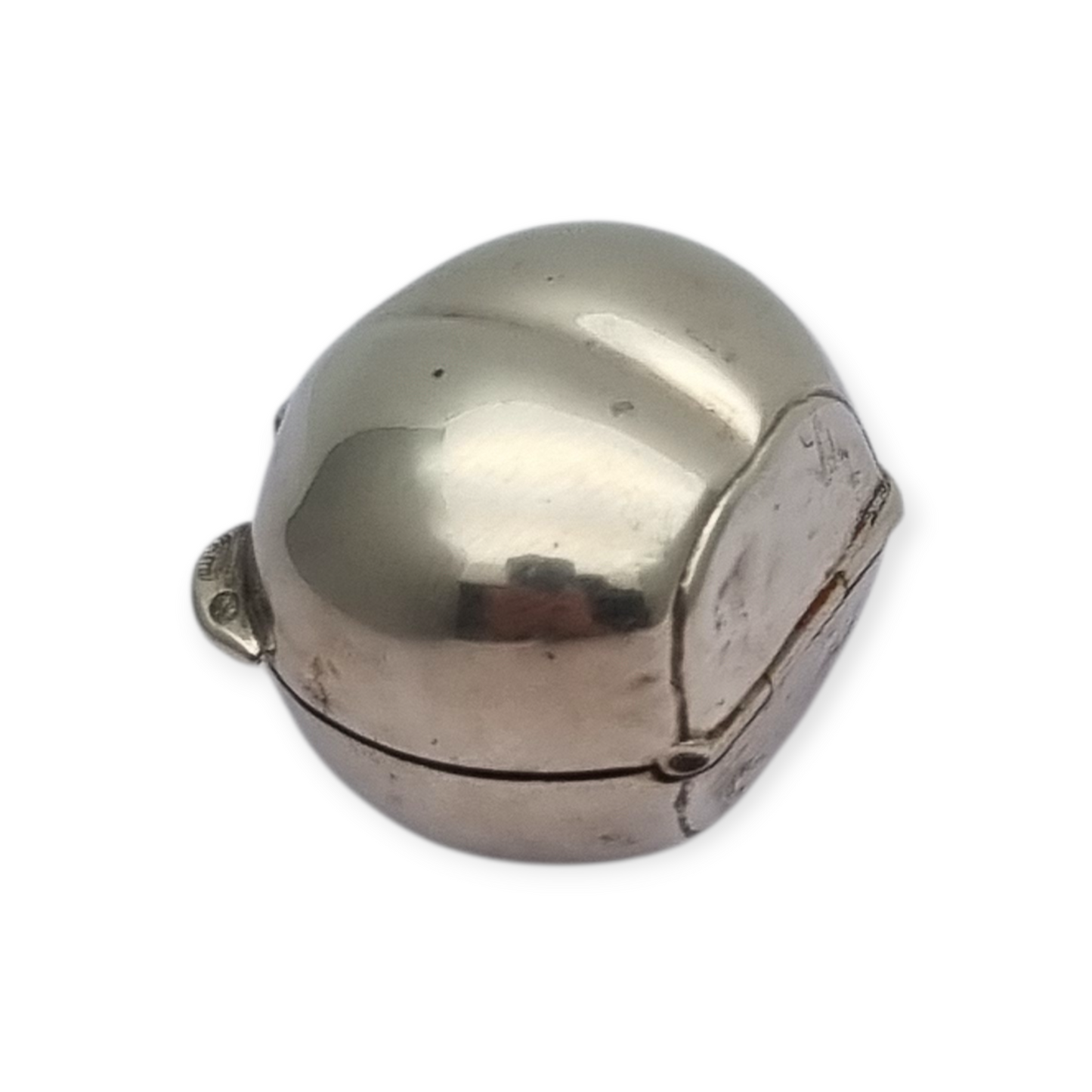 Caja miniatura de plata forma avellana en relieve naturalista, circa 1980