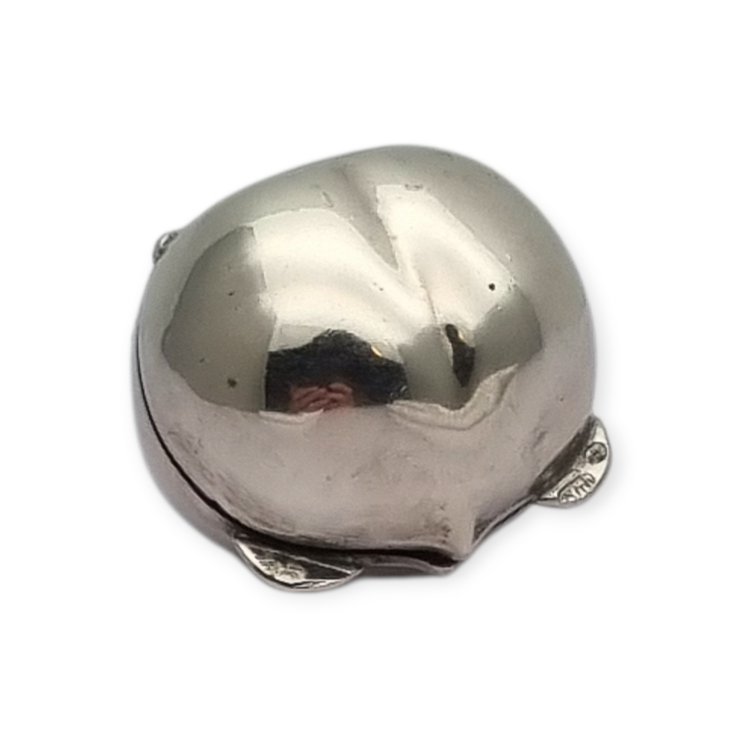 Caja miniatura de plata forma avellana en relieve naturalista, circa 1980