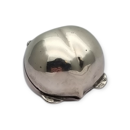 Caja miniatura de plata forma avellana en relieve naturalista, circa 1980