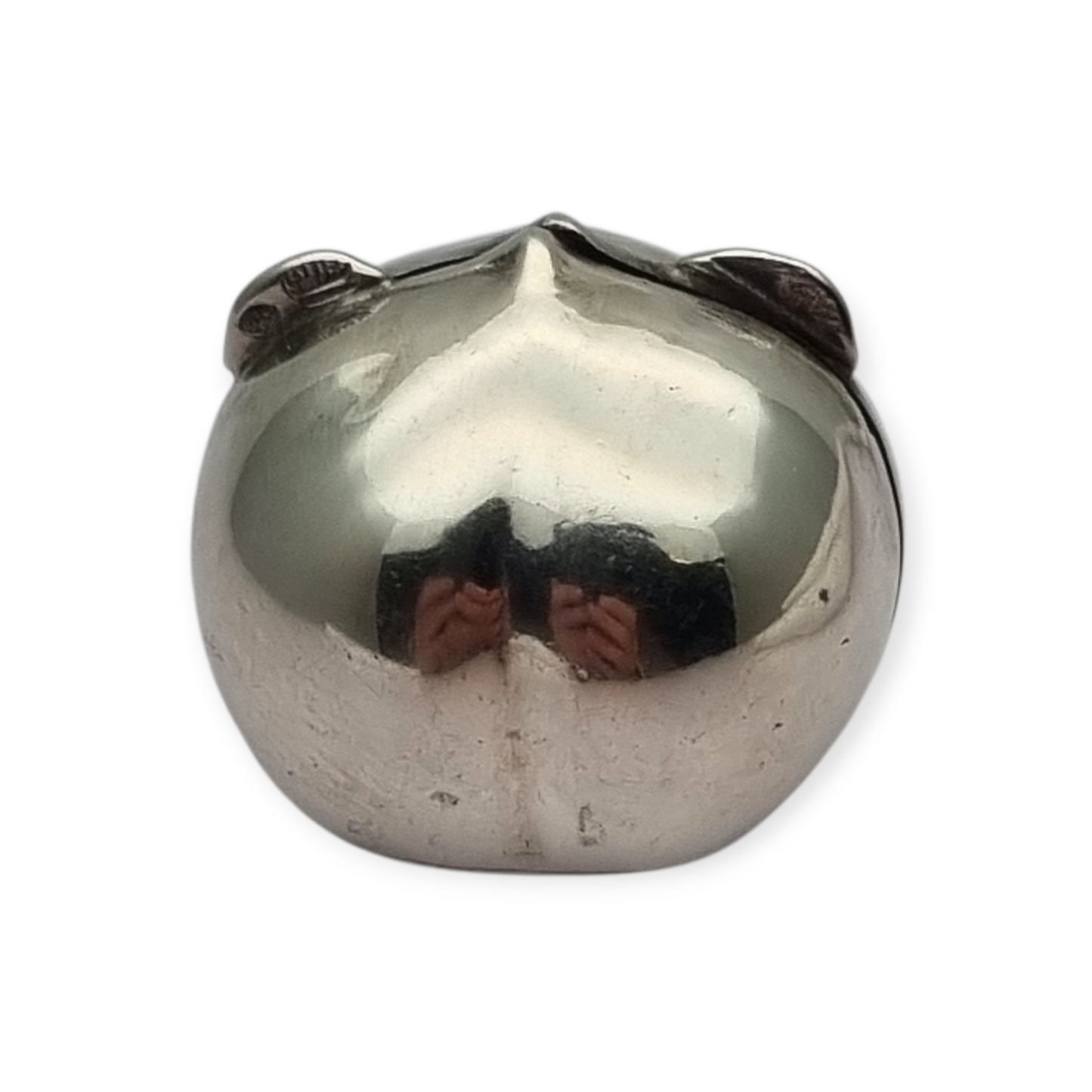 Caja miniatura de plata forma avellana en relieve naturalista, circa 1980