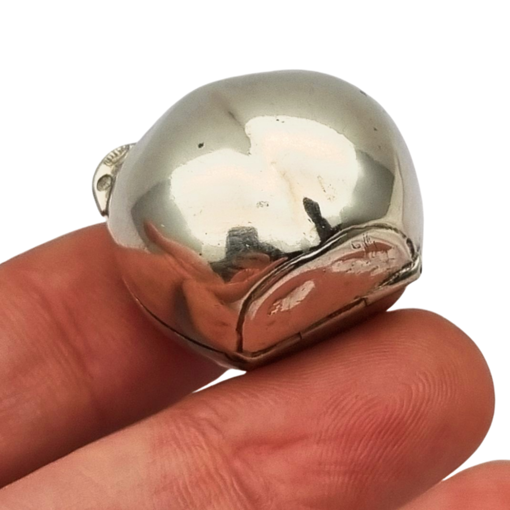 Caja miniatura de plata forma avellana en relieve naturalista, circa 1980