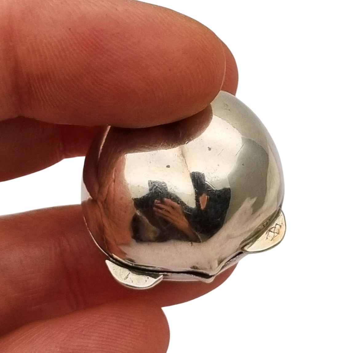 Caja miniatura de plata forma avellana en relieve naturalista, circa 1980