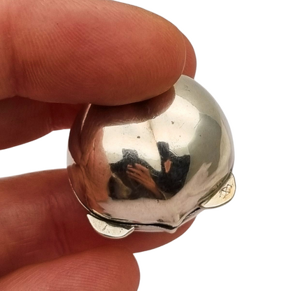 Caja miniatura de plata forma avellana en relieve naturalista, circa 1980