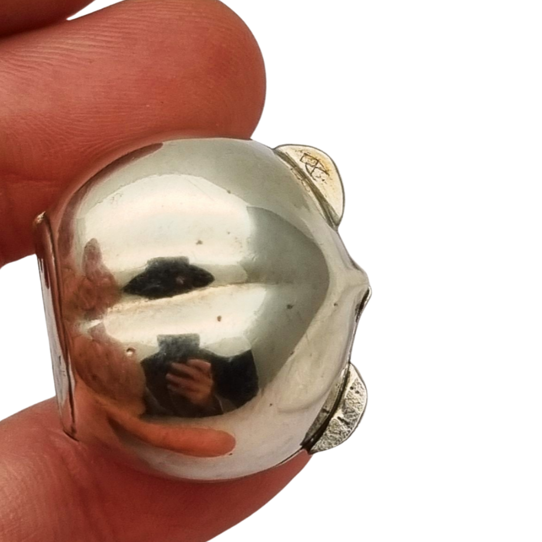 Caja miniatura de plata forma avellana en relieve naturalista, circa 1980