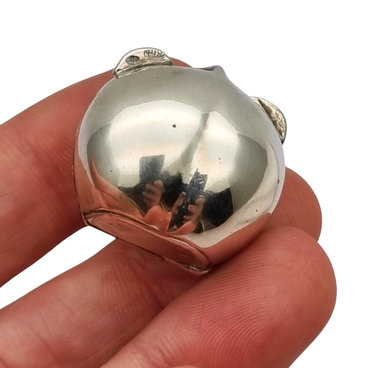 Caja miniatura de plata forma avellana en relieve naturalista, circa 1980