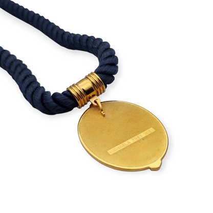 Collar con colgante de iris de Michaela Frey Wien esmaltado con cordón azul, circa 1980