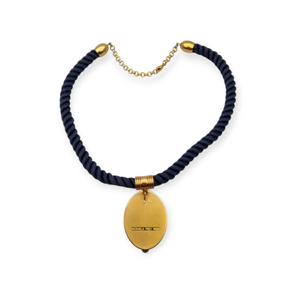 Collar con colgante de iris de Michaela Frey Wien esmaltado con cordón azul, circa 1980