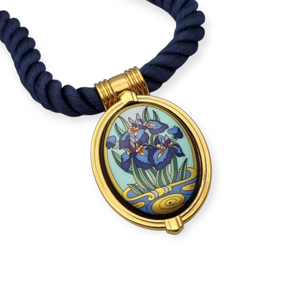 Collar con colgante de iris de Michaela Frey Wien esmaltado con cordón azul, circa 1980