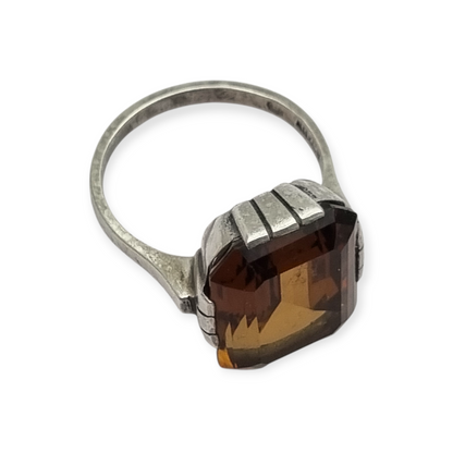 Anillo art déco  geométrico en plata con cristal ahumado, circa 1940-50