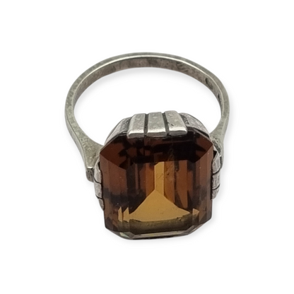 Anillo art déco  geométrico en plata con cristal ahumado, circa 1940-50