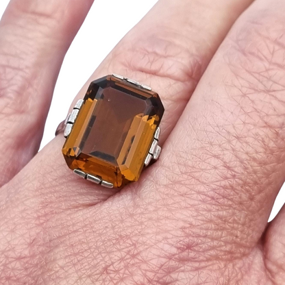 Anillo art déco  geométrico en plata con cristal ahumado, circa 1940-50