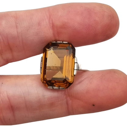 Anillo art déco  geométrico en plata con cristal ahumado, circa 1940-50