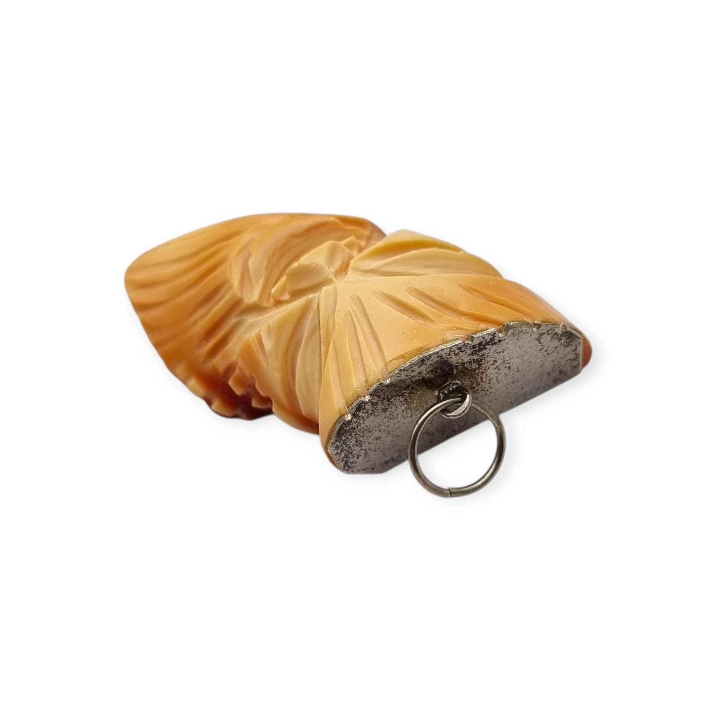 Colgante oriental con forma de máscara tallada en coral piel de ángel y plata, circa 1960-70