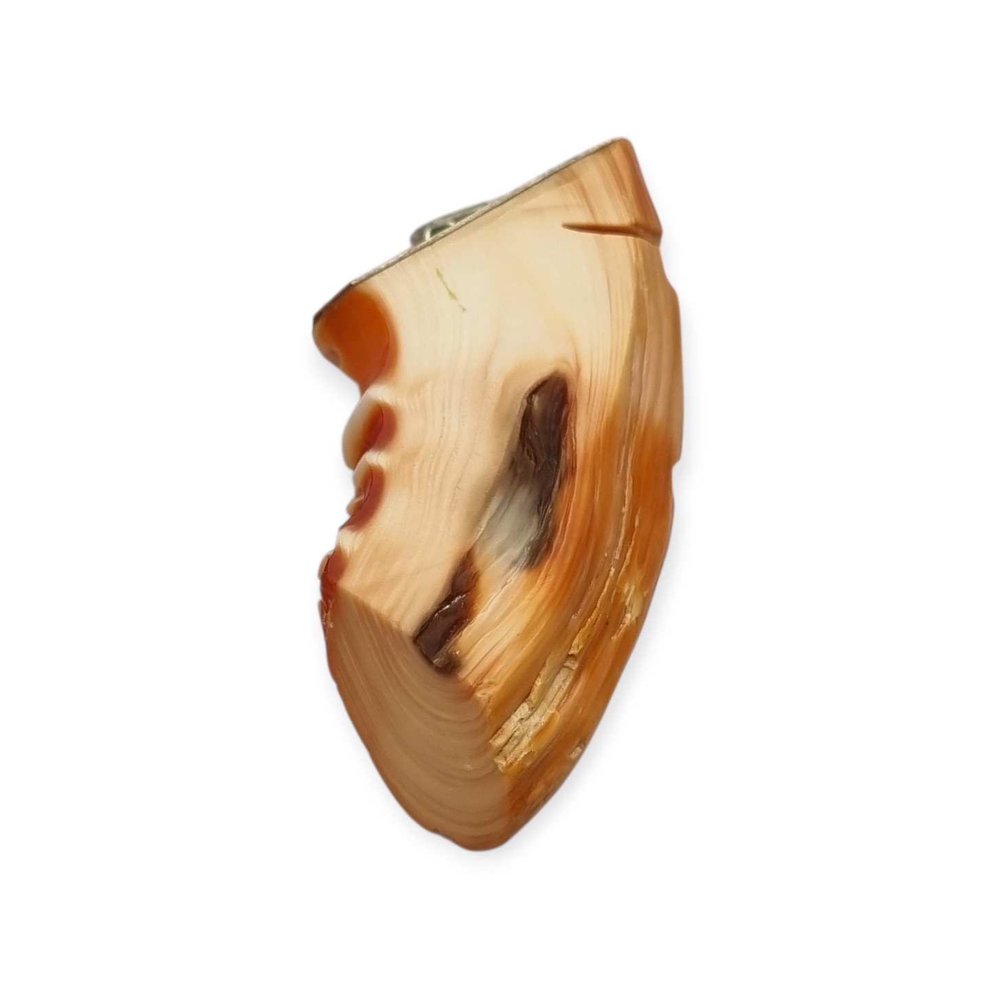 Colgante oriental con forma de máscara tallada en coral piel de ángel y plata, circa 1960-70