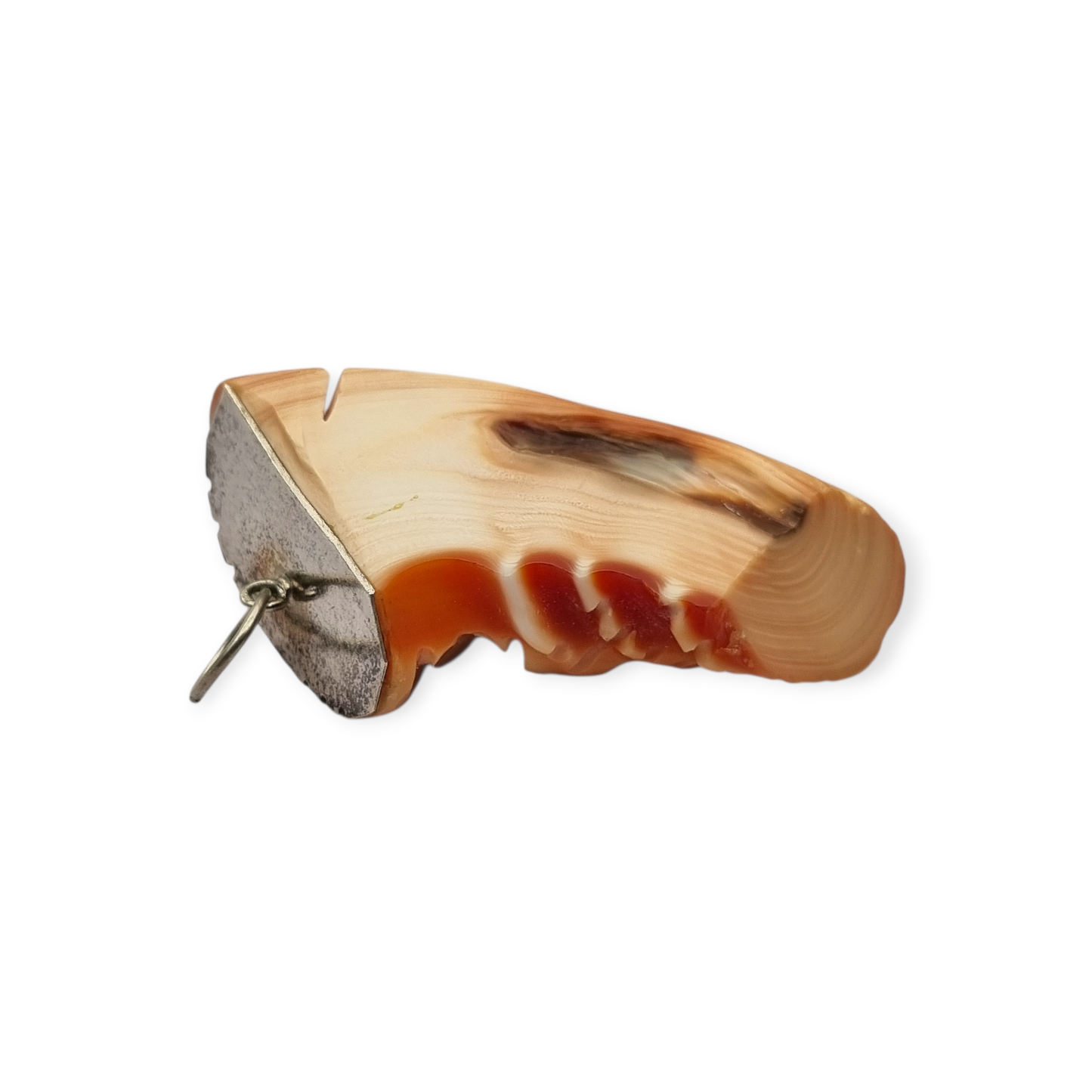 Colgante oriental con forma de máscara tallada en coral piel de ángel y plata, circa 1960-70