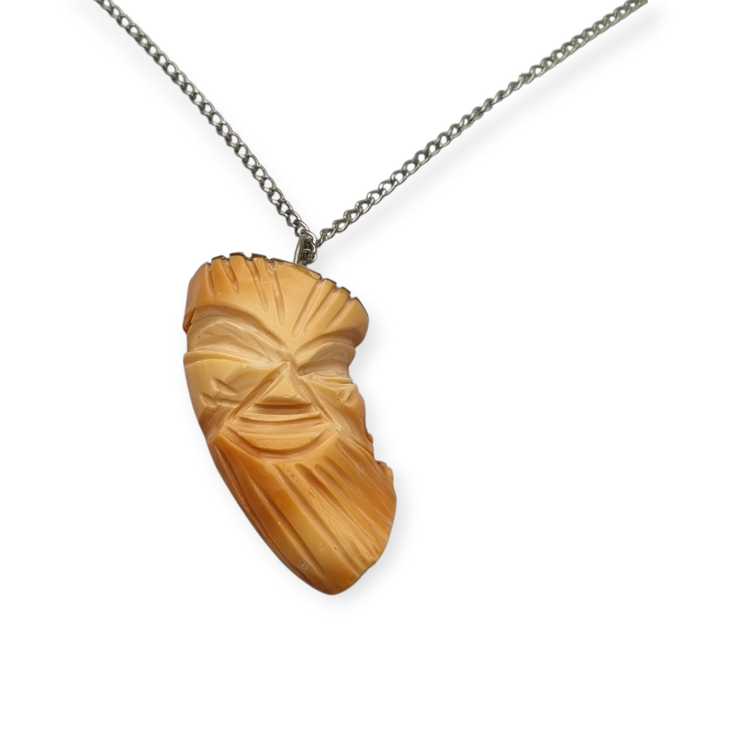 Colgante oriental con forma de máscara tallada en coral piel de ángel y plata, circa 1960-70