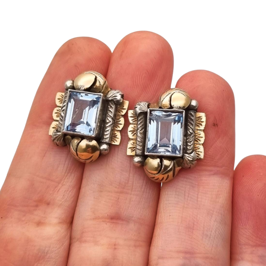 Pendientes Art Déco catalán de plata con vistas de oro y piedra azul circa 1930.