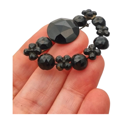 Broche victoriano en forma de media luna, joyería de luto en cristal negro, Francia 1890-1910