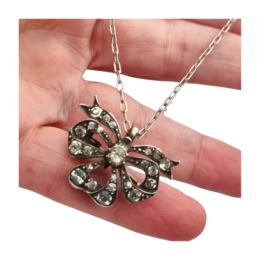 Art Deco bow pendant in silver, antique brooch, Europe Circa 1930-40