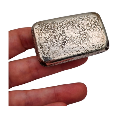 Caja de rapé antigua de plata francesa con decoración grabada, circa 1900