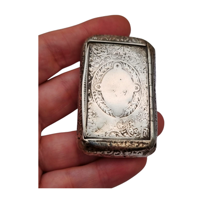 Caja de rapé antigua de plata francesa con decoración grabada, circa 1900