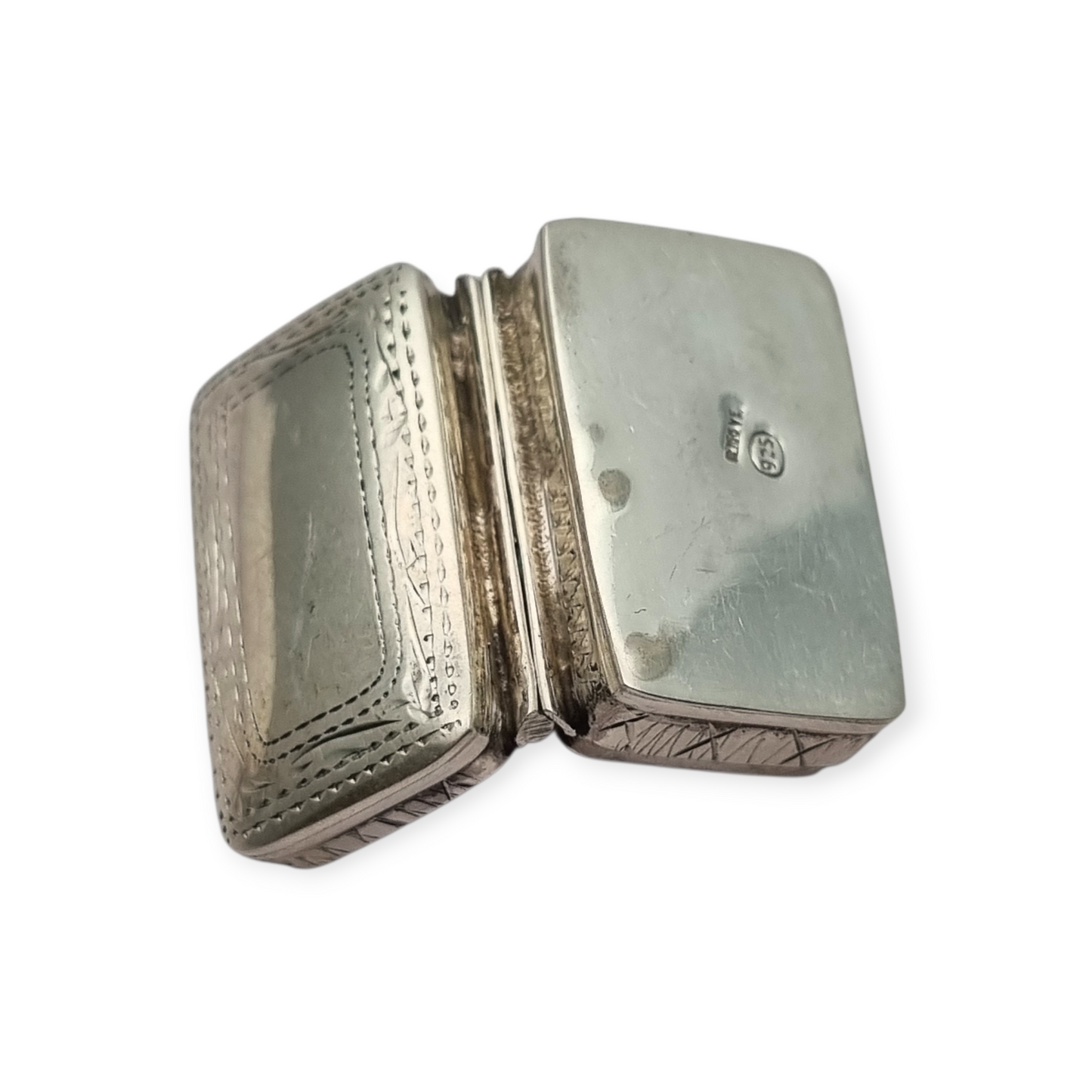 Caja pequeña rectangular de plata 925 con grabado geométrico, Italia circa 1990