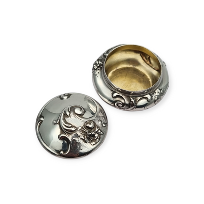 Art Nouveau pill box, 950 silver, Cardeilhac Paris, Minerva 1 hallmark, Circa 1890-1910
