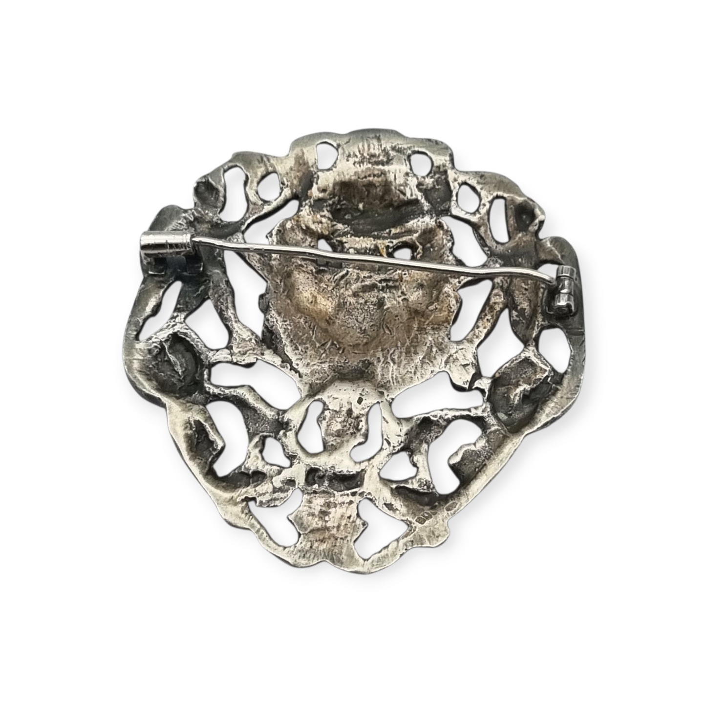 Neo-Renaissance silver brooch, heraldic shield with cherubs Italy 20th century
