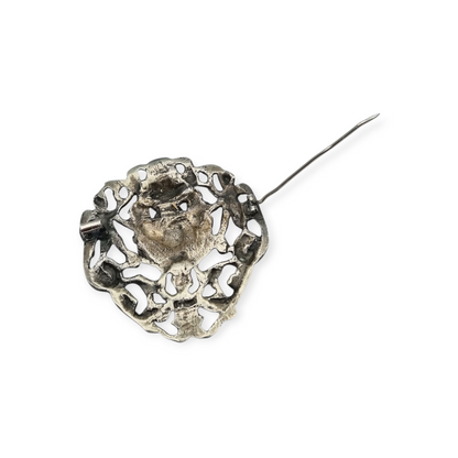 Neo-Renaissance silver brooch, heraldic shield with cherubs Italy 20th century