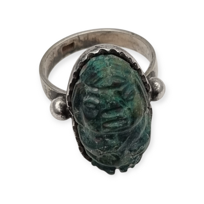 Anillo de plata Maya con piedra verde tallada, estilo boho étnico, circa 1970-80