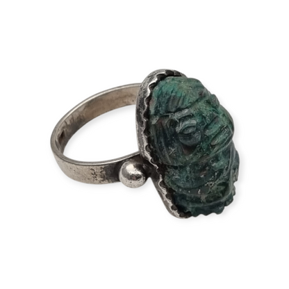 Anillo de plata Maya con piedra verde tallada, estilo boho étnico, circa 1970-80