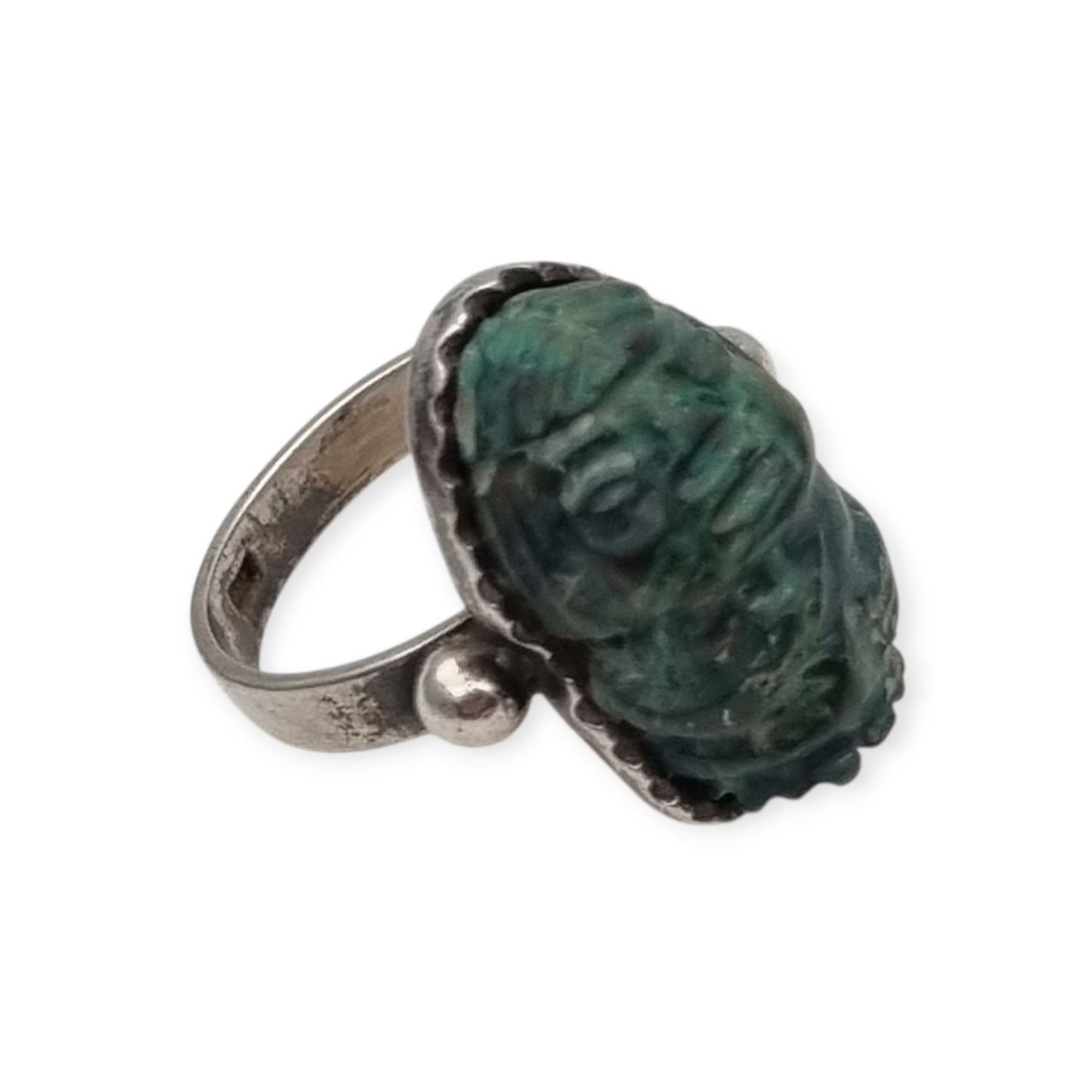 Anillo de plata Maya con piedra verde tallada, estilo boho étnico, circa 1970-80