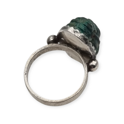 Anillo de plata Maya con piedra verde tallada, estilo boho étnico, circa 1970-80