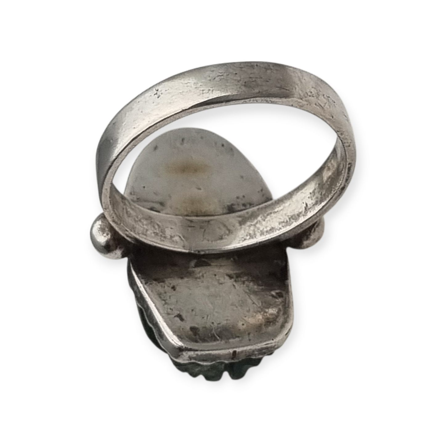 Anillo de plata Maya con piedra verde tallada, estilo boho étnico, circa 1970-80