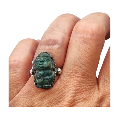 Anillo de plata Maya con piedra verde tallada, estilo boho étnico, circa 1970-80