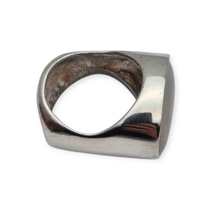 Boho style designer ring in silver and mother-of-pearl signed Athena, Europe 90s