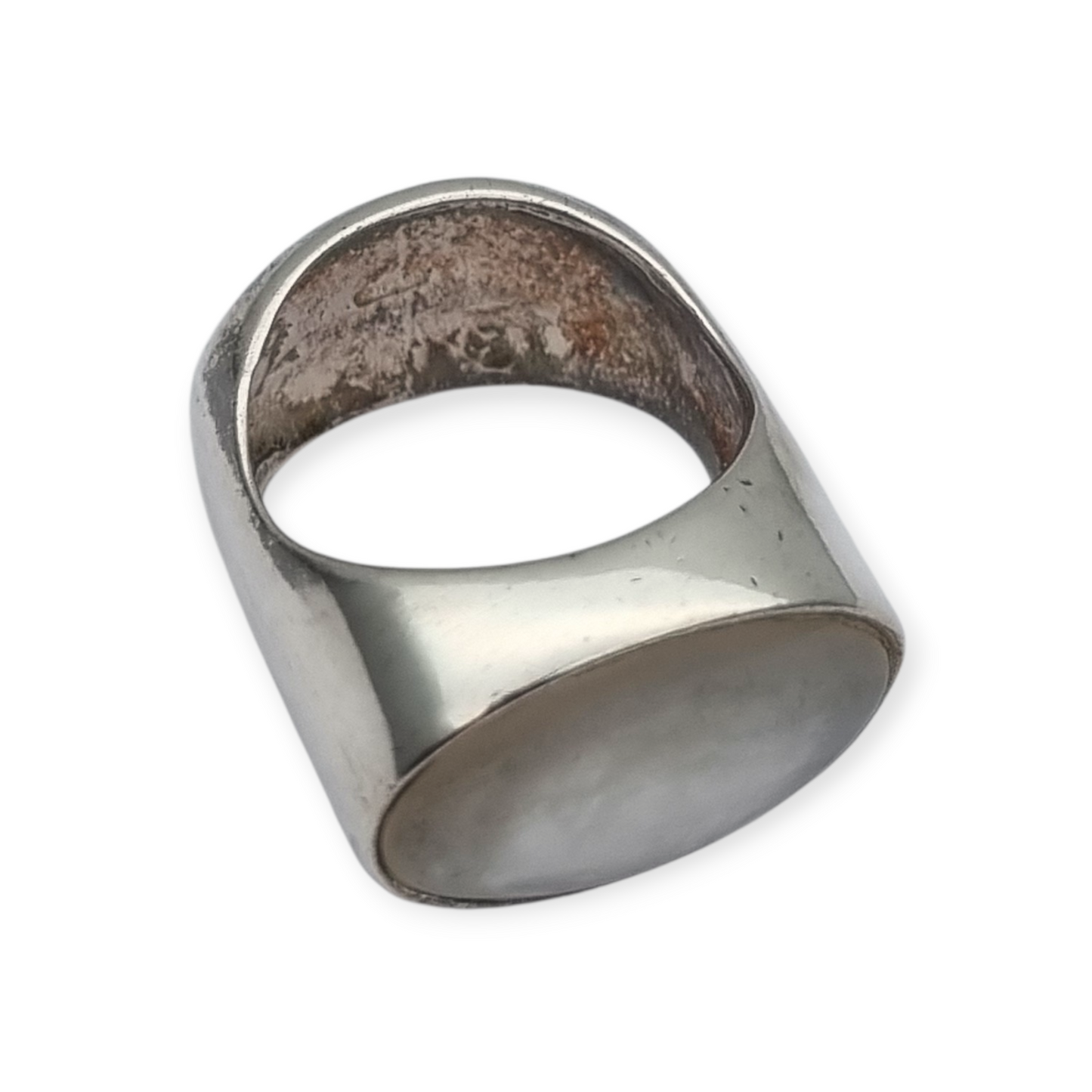 Boho style designer ring in silver and mother-of-pearl signed Athena, Europe 90s