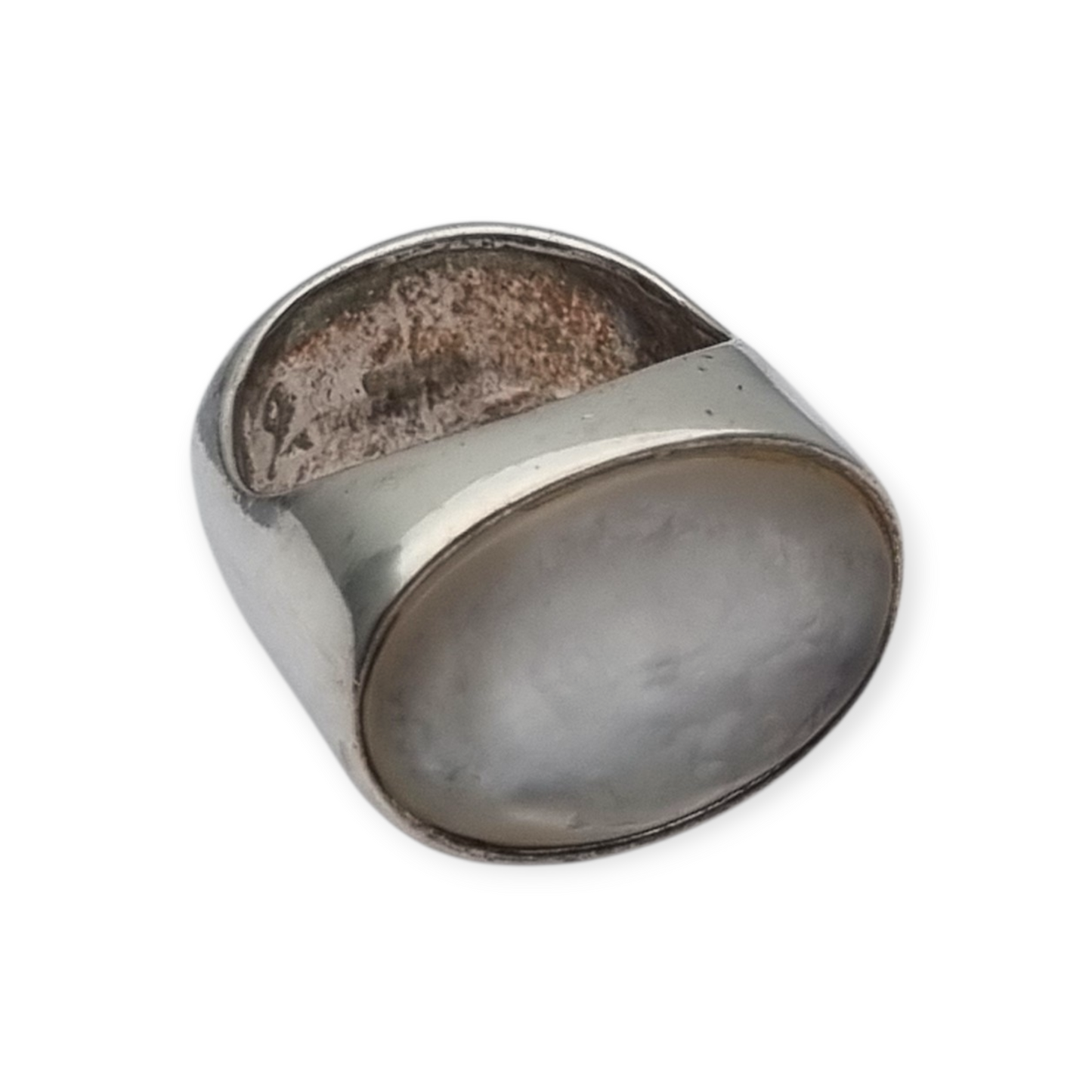 Boho style designer ring in silver and mother-of-pearl signed Athena, Europe 90s