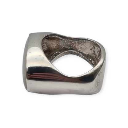 Boho style designer ring in silver and mother-of-pearl signed Athena, Europe 90s