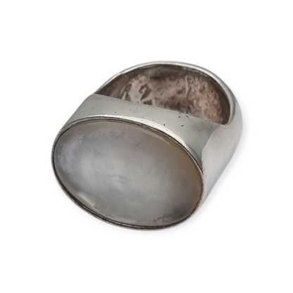 Boho style designer ring in silver and mother-of-pearl signed Athena, Europe 90s