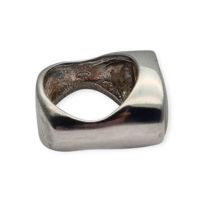 Boho style designer ring in silver and mother-of-pearl signed Athena, Europe 90s