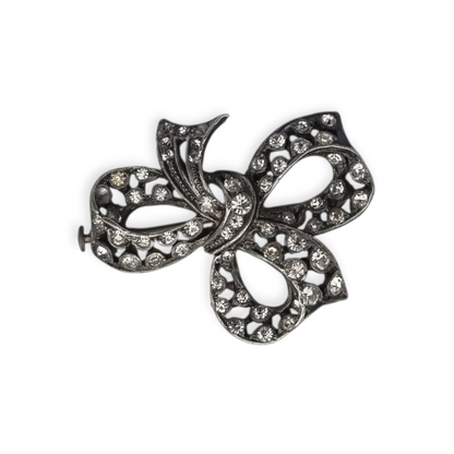 Bisutería antigua broche lazo Art Déco de metal plateado con pedrería, circa 1940-1950