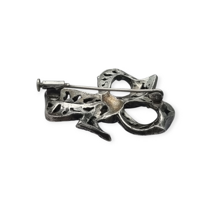 Bisutería antigua broche lazo Art Déco de metal plateado con pedrería, circa 1940-1950