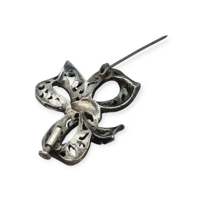 Bisutería antigua broche lazo Art Déco de metal plateado con pedrería, circa 1940-1950