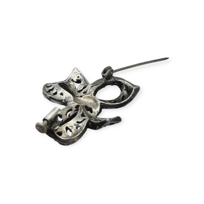 Bisutería antigua broche lazo Art Déco de metal plateado con pedrería, circa 1940-1950